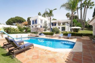 Chalet en alquiler en Playa de la Fontanilla en Marbella