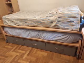 Cama juvenil con cajones.