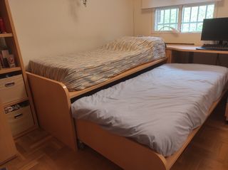 Cama juvenil con cajones.