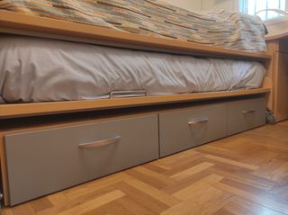 Cama juvenil con cajones.