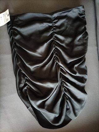 Falda negra drapeada