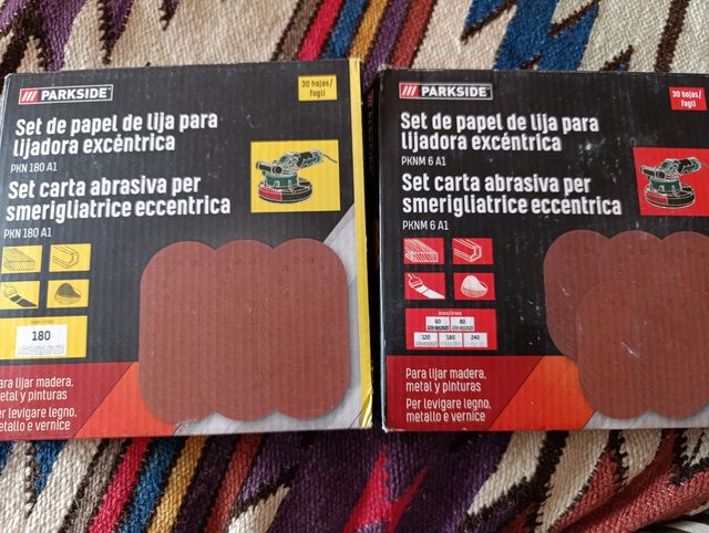 2 cajas de papel de lija.