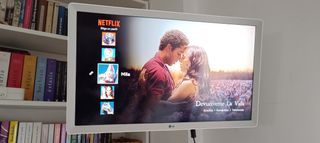 Televisión SmartTV LG 24 pulgadas color blanco.
