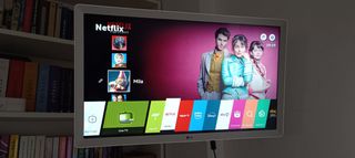 Televisión SmartTV LG 24 pulgadas color blanco.