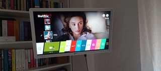 Televisión SmartTV LG 24 pulgadas color blanco.