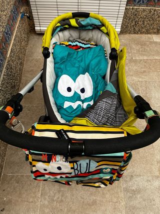 Carro de bebé con silleta, capazo y accesorios.