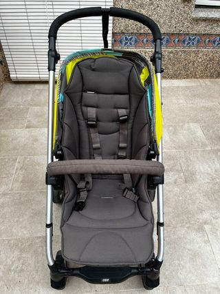 Carro de bebé con silleta, capazo y accesorios.