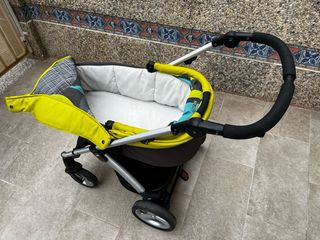 Carro de bebé con silleta, capazo y accesorios.