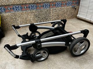 Carro de bebé con silleta, capazo y accesorios.
