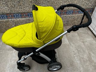 Carro de bebé con silleta, capazo y accesorios.