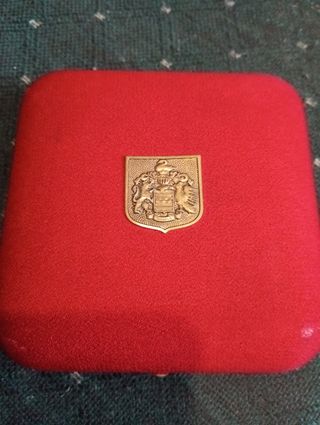 Caja de reloj con escudo