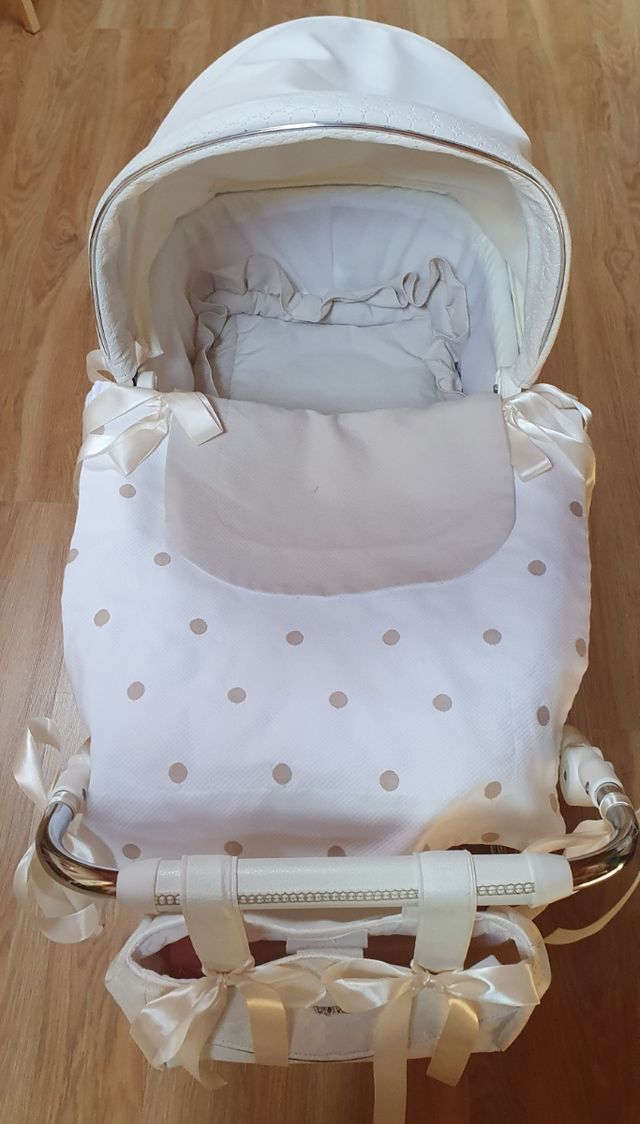 Cochecito de muñecas blanco.