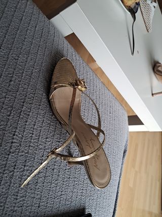 Sandalia dorada Mustan colección Marta Lozano 