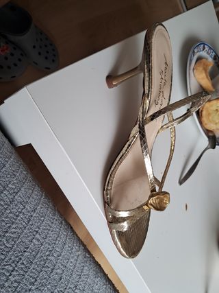 Sandalia dorada Mustan colección Marta Lozano 