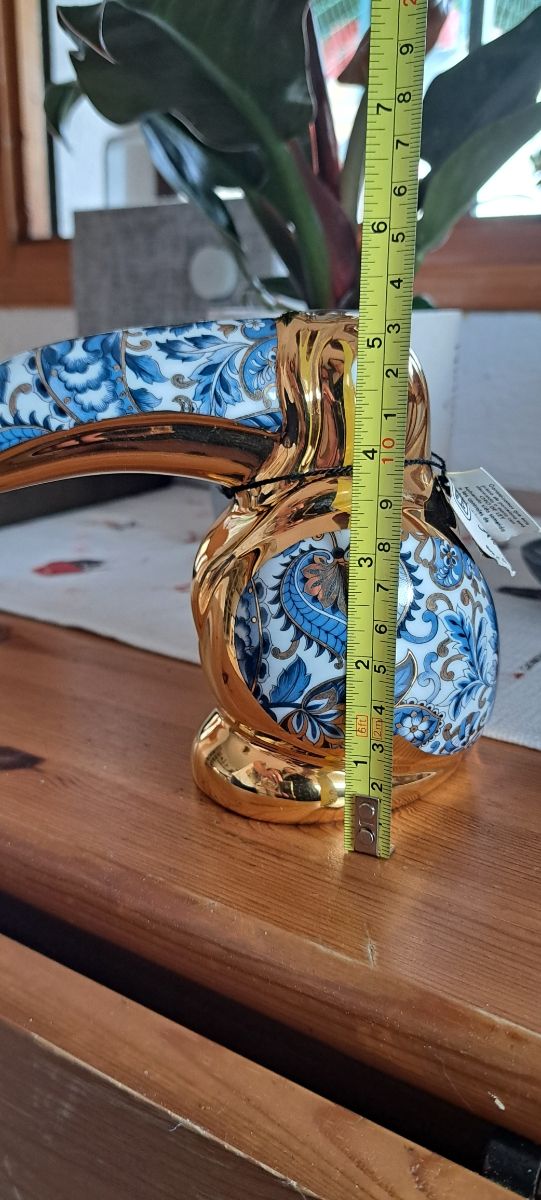 Figure in porcellana dorata stile Artur.