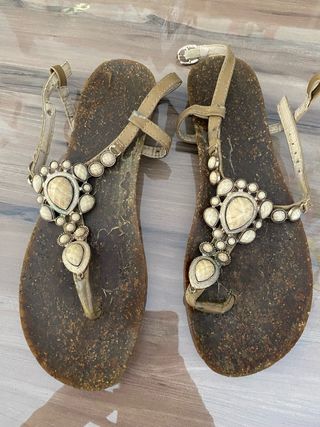 Sandalias Beige y Marrón con Adornos