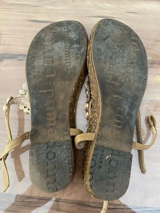 Sandalias Beige y Marrón con Adornos