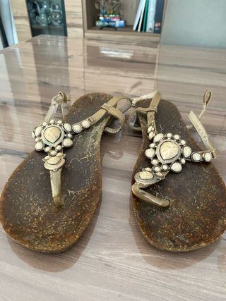 Sandalias Beige y Marrón con Adornos