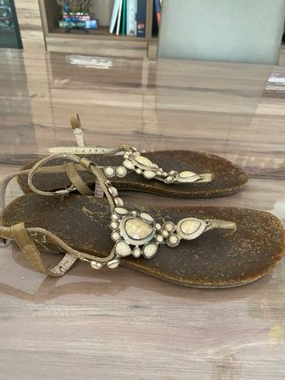 Sandalias Beige y Marrón con Adornos