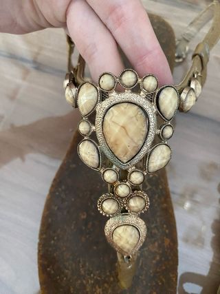 Sandalias Beige y Marrón con Adornos