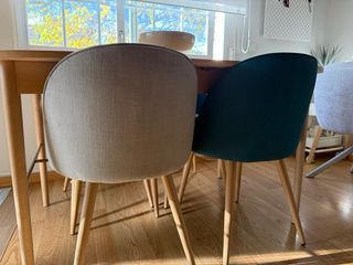 Tavolo da pranzo e sedie allungabili.