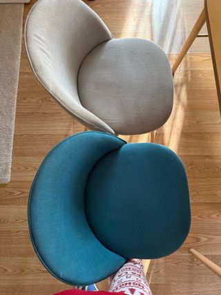 Tavolo da pranzo e sedie allungabili.