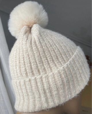 Gorro de lana beige con pompón