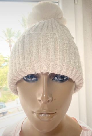 Gorro de lana beige con pompón