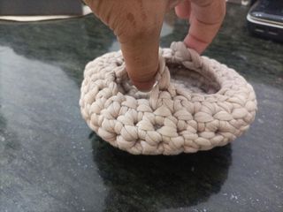 Cesta trapillo tejida a mano beige