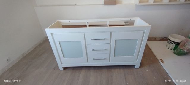 Mueble de baño blanco de madera