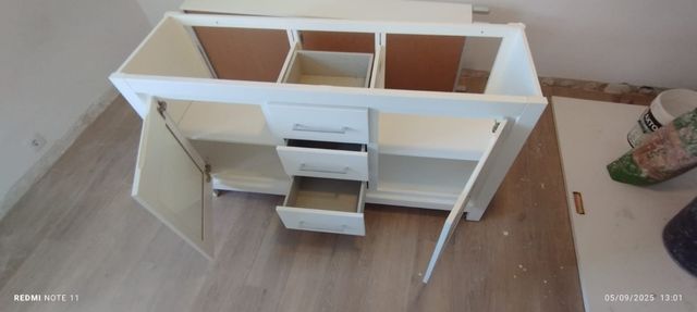 Mueble de baño blanco de madera