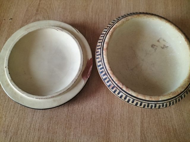 Jarro de cerámica antiguo con diseño de barco