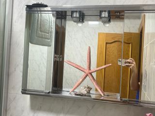 Espejo de baño plateado y transparente