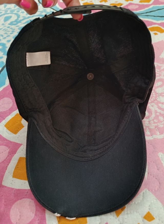 Gorra Negra con Rayas Blancas