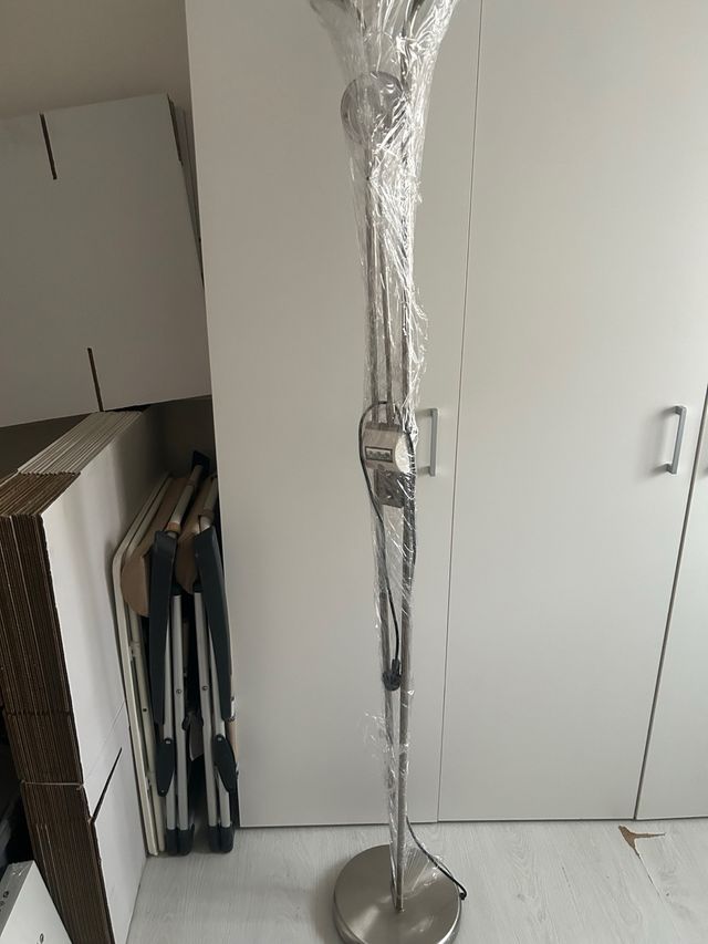 Lámpara de pie inoxidable casi nueva