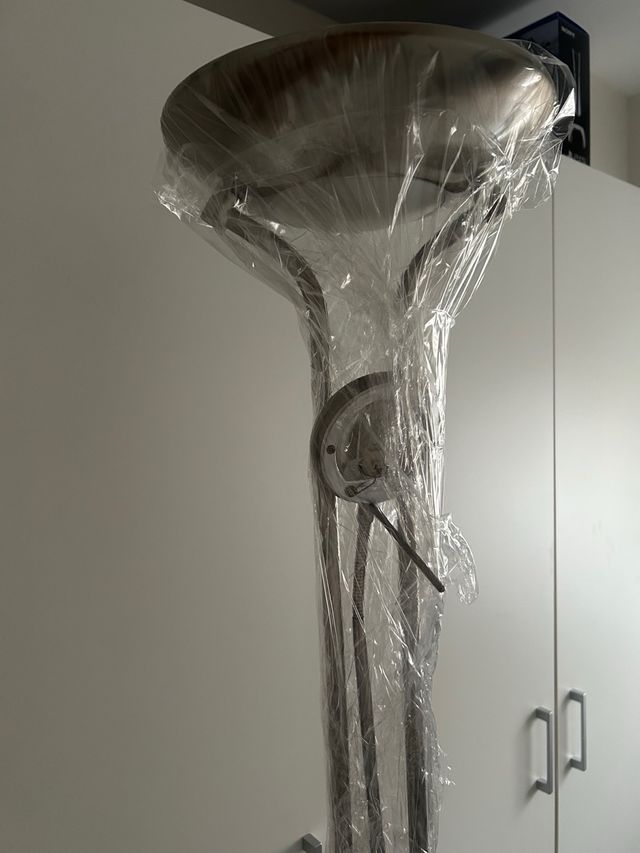 Lámpara de pie inoxidable casi nueva