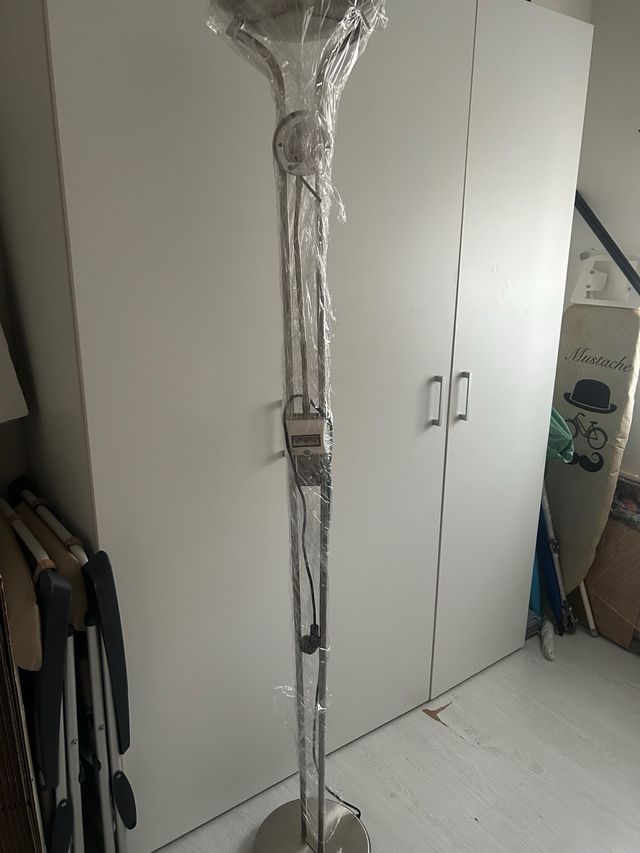 Lámpara de pie inoxidable casi nueva
