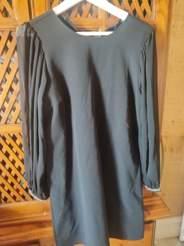 Vestido negro con mangas transparentes