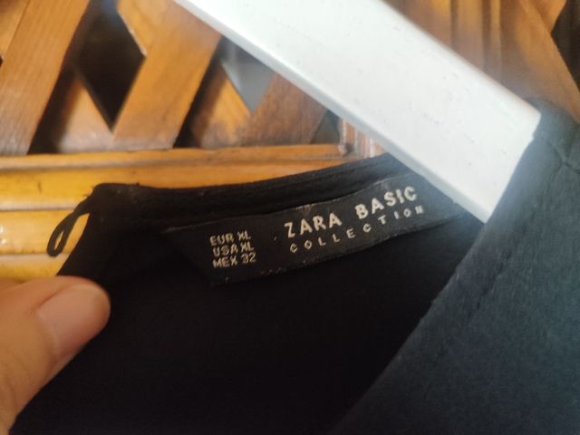 Vestido negro con mangas transparentes