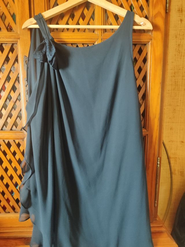 Vestido de verano azul con encaje