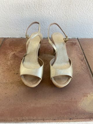 Sandalias Doradas Unisa