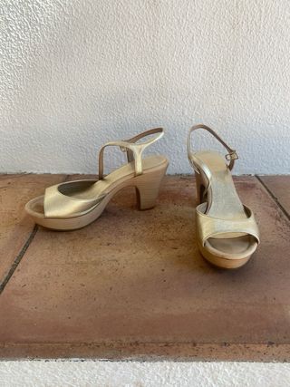 Sandalias Doradas Unisa