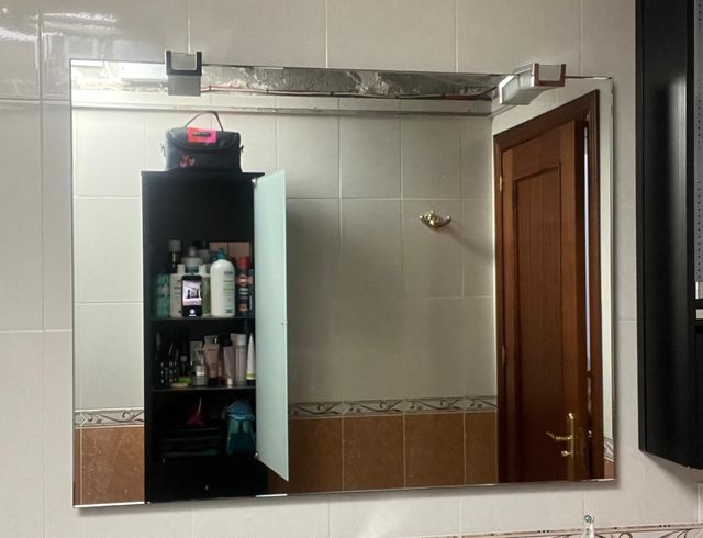 Muebles de baño con lavabo de cristal y grifería