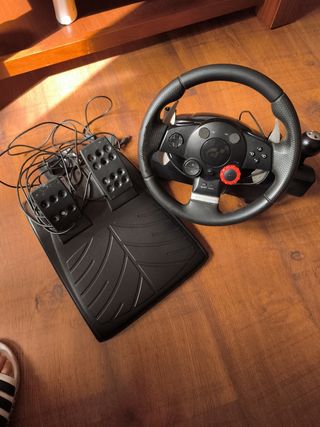 Volante y Pedales Logitech para PC y PS