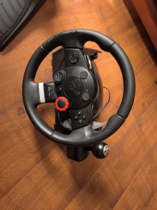 Volante y Pedales Logitech para PC y PS