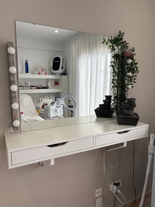 Tocador de maquillaje con espejo y luces