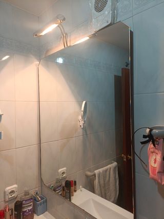 Espejo de baño plateado y blanco