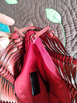 Bolso cuero rojo mediano.