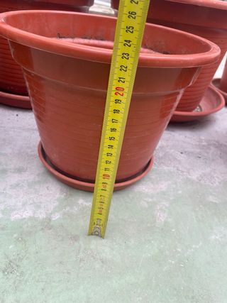 Macetas de plástico marrones con platos. 9 unid.