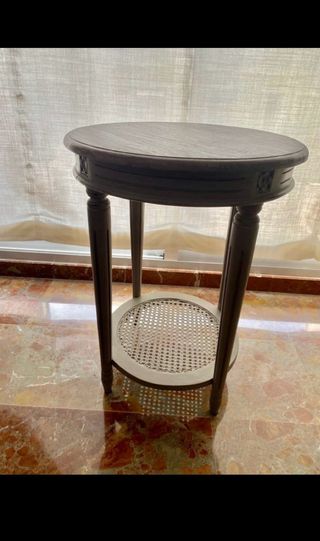 Mesa auxiliar redonda de madera y ratán